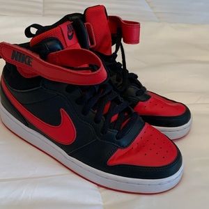 Like new Nike court borough mid size 6